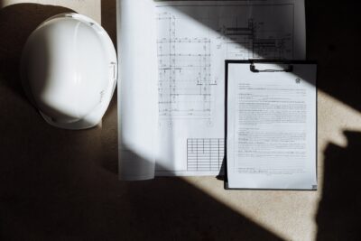 Czy sporządzić umowę z firmą budowlaną, czyli jak skutecznie uniknąć problemów podczas budowy?